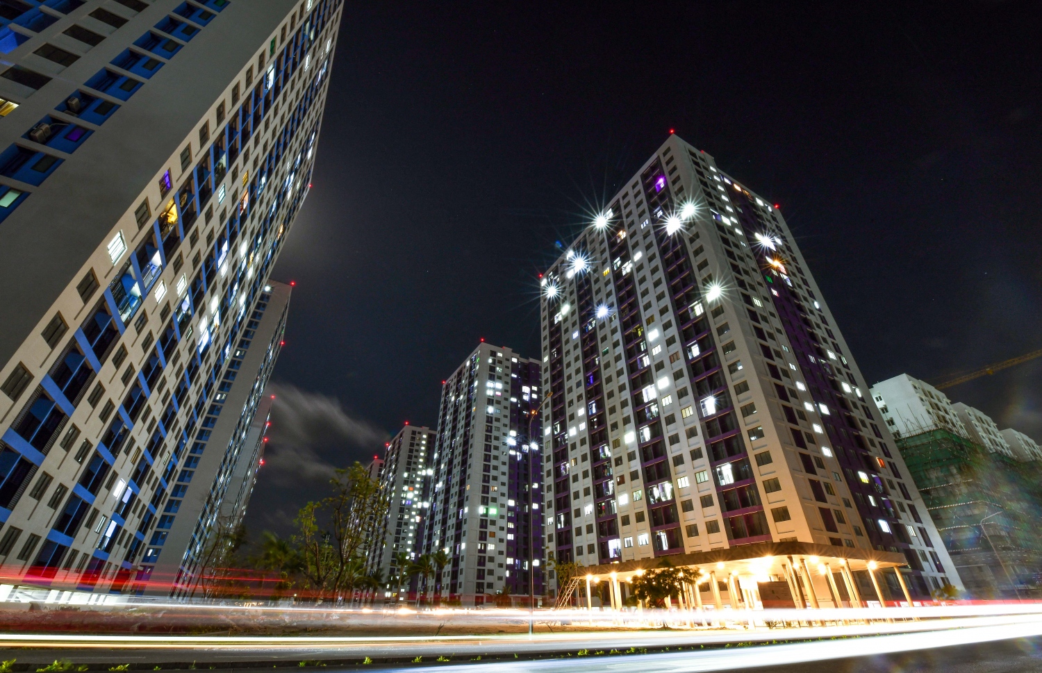 ހިޔާ މަޝްރޫއުގެ ދަށުން އިމާރާތްކުރި ޓަވަރުތަކެއް: ގިނަ ފްލެޓްތަކުގައި މިހާރު ވަނީ މީހުން ދިރިއުޅެން ފަށާފައި-- ފޮޓޯ: ފަޔާޒު މޫސާ/ މިހާރު