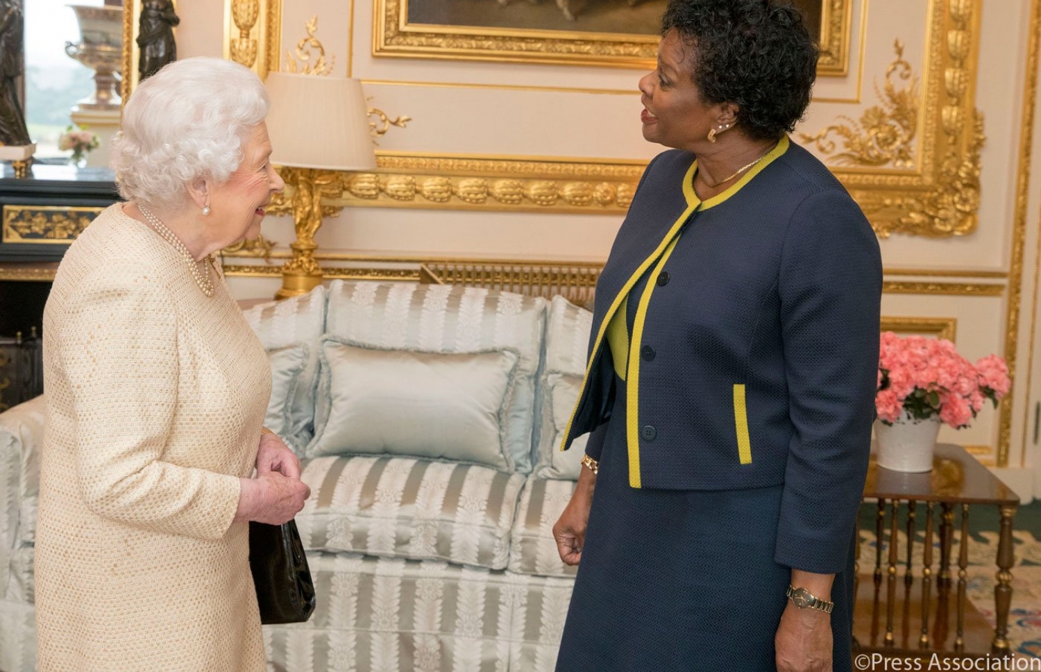 މާޗް 28، 2018؛ ބާބަޑޯސްގެ ފުރަތަމަ ރައީސްގެ މަގާމަށް އިންތިހާބުވި އެ ގައުމުގެ ކުރީގެ ގަވަރުނަރު ޖެނެރަލް ޑޭމް ސެންޑްރާ މޭސަން، 72، އަށް އިނގިރޭސި ރާނީ މަރުހަބާ ދަންނަވަނީ.