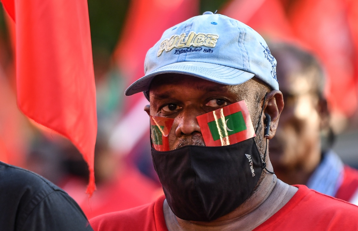 މާލެ- އޮކްޓޯބަރު 22، 2021: އިންޑިއާ ސިފައިން ރާއްޖޭން ބޭލުމަށް ގޮވާލައި މިއަދު މާލެގައި ބޭއްވި ހިނގާލުމުގައި އިދިކޮޅު ސަޕޯޓަރުން ބައިވެރިވަނީ، ގިނަ އަދަދެއްގެ މީހުން ބައިވެރިވި އެ ހިނގައިލުން ކުރިއަށް ދިޔައީ ފުލުހުންގެ އިރުޝާދާ އެއްގޮތަށް ސުލްހަވެރިކަމާ އެކު--. ފޮޓޯ: ނިޝާން އަލީ / މިހާރު