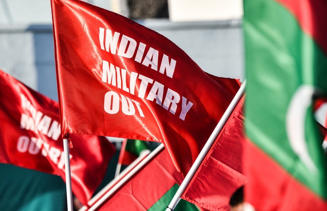 މާލެ- އޮކްޓޯބަރު 22، 2021: އިންޑިއާ ސިފައިން ރާއްޖޭން ބޭލުމަށް ގޮވާލައި އިދިކޮޅުން މިއަދު މާލެގައި ބޭއްވި ހިނގާލުމުގެ ތެރެެއިން، ގިނަ އަދަދެއްގެ މީހުން ބައިވެރިވި އެ ހިނގައިލުން ކުރިއަށް ދިޔައީ ފުލުހުންގެ އިރުޝާދާ އެއްގޮތަށް ސުލްހަވެރިކަމާ އެކު--. ފޮޓޯ: ނިޝާން އަލީ / މިހާރު