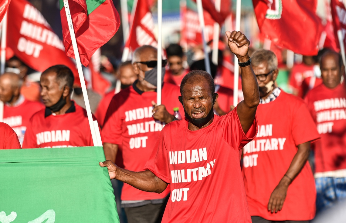 މާލެ- އޮކްޓޯބަރު 22، 2021: އިންޑިއާ ސިފައިން ރާއްޖޭން ބޭލުމަށް ގޮވާލައި މިއަދު މާލެގައި ބޭއްވި ހިނގާލުމުގައި އިދިކޮޅު ސަޕޯޓަރުން ބައިވެރިވަނީ، ގިނަ އަދަދެއްގެ މީހުން ބައިވެރިވި އެ ހިނގައިލުން ކުރިއަށް ދިޔައީ ފުލުހުންގެ އިރުޝާދާ އެއްގޮތަށް ސުލްހަވެރިކަމާ އެކު--. ފޮޓޯ: ނިޝާން އަލީ / މިހާރު