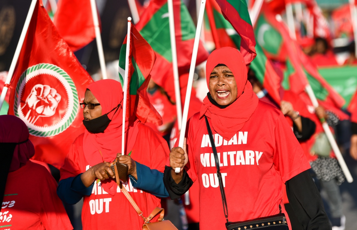 މާލެ- އޮކްޓޯބަރު 22، 2021: އިންޑިއާ ސިފައިން ރާއްޖޭން ބޭލުމަށް ގޮވާލައި މިއަދު މާލެގައި ބޭއްވި ހިނގާލުމުގައި އިދިކޮޅު ސަޕޯޓަރުން ބައިވެރިވަނީ، ގިނަ އަދަދެއްގެ މީހުން ބައިވެރިވި އެ ހިނގައިލުން ކުރިއަށް ދިޔައީ ފުލުހުންގެ އިރުޝާދާ އެއްގޮތަށް ސުލްހަވެރިކަމާ އެކު--. ފޮޓޯ: ނިޝާން އަލީ / މިހާރު