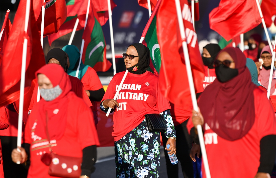 މާލެ- އޮކްޓޯބަރު 22، 2021: އިންޑިއާ ސިފައިން ރާއްޖޭން ބޭލުމަށް ގޮވާލައި މިއަދު މާލެގައި ބޭއްވި ހިނގާލުމުގައި އިދިކޮޅު ސަޕޯޓަރުން ބައިވެރިވަނީ، ގިނަ އަދަދެއްގެ މީހުން ބައިވެރިވި އެ ހިނގައިލުން ކުރިއަށް ދިޔައީ ފުލުހުންގެ އިރުޝާދާ އެއްގޮތަށް ސުލްހަވެރިކަމާ އެކު--. ފޮޓޯ: ނިޝާން އަލީ / މިހާރު