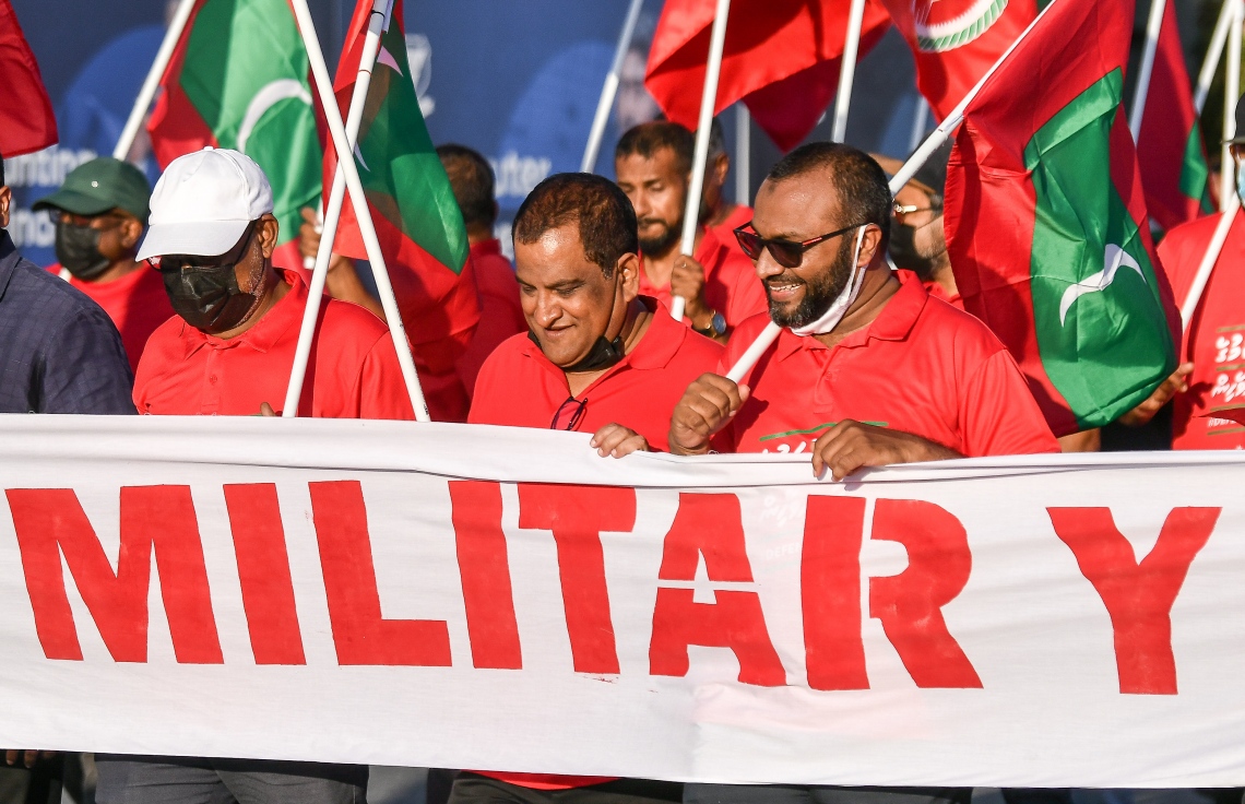 މާލެ- އޮކްޓޯބަރު 22، 2021: އިންޑިއާ ސިފައިން ރާއްޖޭން ބޭލުމަށް ގޮވާލައި މިއަދު މާލެގައި ބޭއްވި ހިނގާލުމުގެ ތެރެެއިން، ގިނަ އަދަދެއްގެ މީހުން ބައިވެރިވި އެ ހިނގައިލުން ކުރިއަށް ދިޔައީ ފުލުހުންގެ އިރުޝާދާ އެއްގޮތަށް ސުލްހަވެރިކަމާ އެކު--. ފޮޓޯ: ނިޝާން އަލީ / މިހާރު