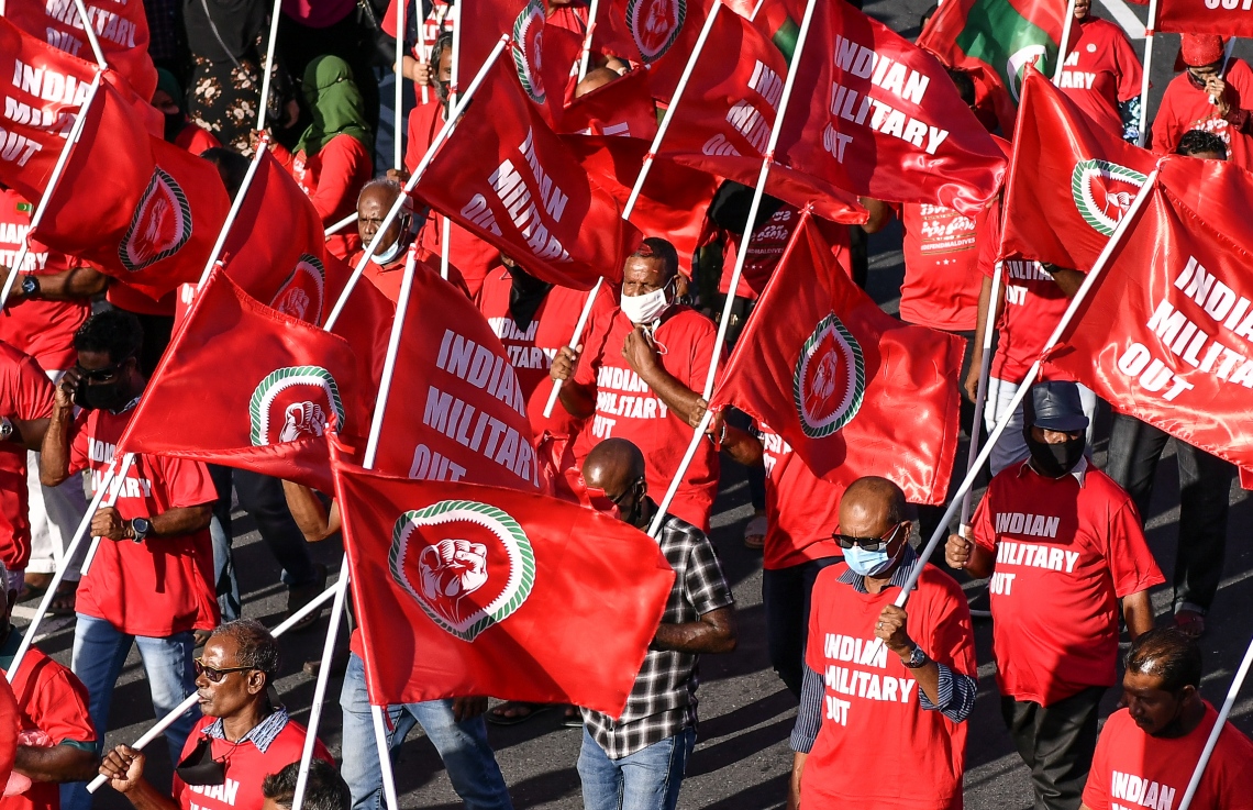 މާލެ- އޮކްޓޯބަރު 22، 2021: އިންޑިއާ ސިފައިން ރާއްޖޭން ބޭލުމަށް ގޮވާލައި މިއަދު މާލެގައި ބޭއްވި ހިނގާލުމުގައި އިދިކޮޅު ސަޕޯޓަރުން ބައިވެރިވަނީ، ގިނަ އަދަދެއްގެ މީހުން ބައިވެރިވި އެ ހިނގައިލުން ކުރިއަށް ދިޔައީ ފުލުހުންގެ އިރުޝާދާ އެއްގޮތަށް ސުލްހަވެރިކަމާ އެކު--. ފޮޓޯ: ނިޝާން އަލީ / މިހާރު