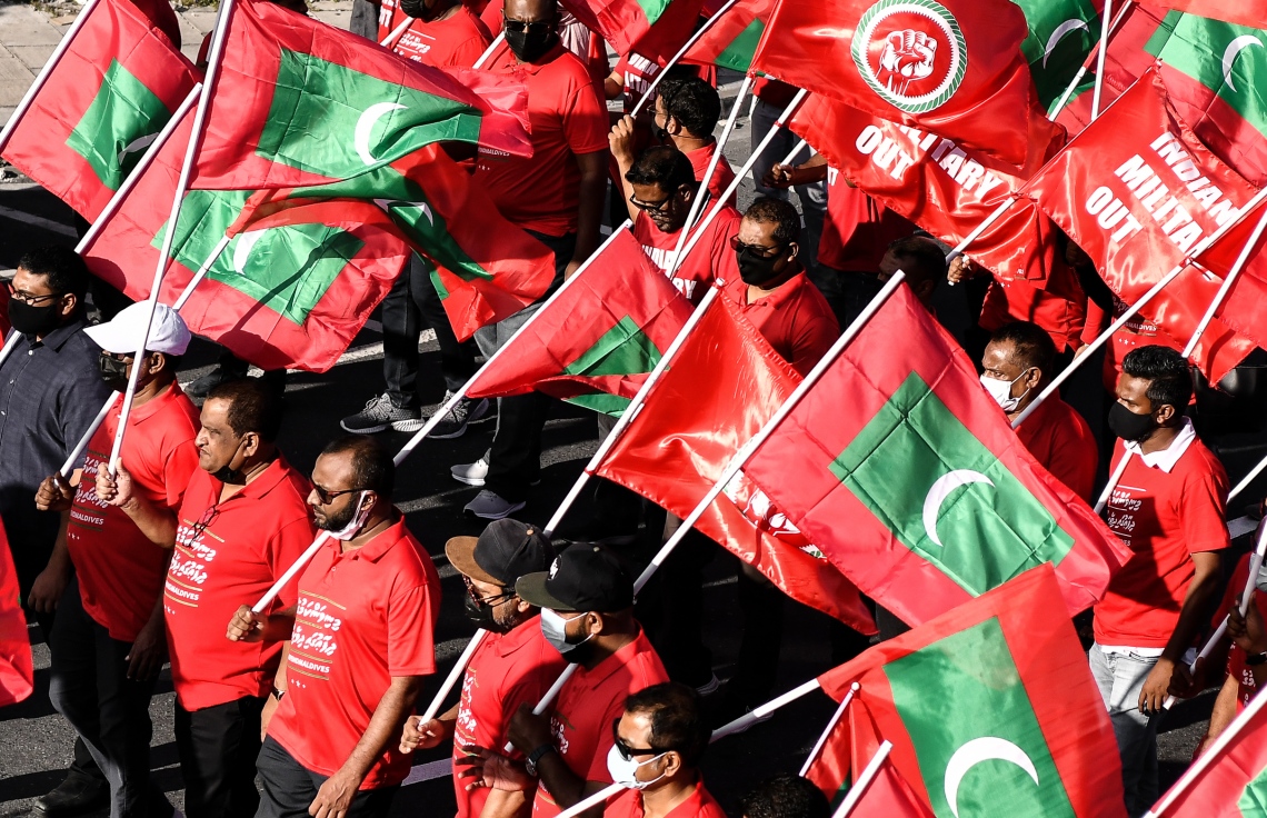 މާލެ- އޮކްޓޯބަރު 22، 2021: އިންޑިއާ ސިފައިން ރާއްޖޭން ބޭލުމަށް ގޮވާލައި މިއަދު މާލެގައި ބޭއްވި ހިނގާލުމުގައި އިދިކޮޅު ސަޕޯޓަރުން ބައިވެރިވަނީ، ގިނަ އަދަދެއްގެ މީހުން ބައިވެރިވި އެ ހިނގައިލުން ކުރިއަށް ދިޔައީ ފުލުހުންގެ އިރުޝާދާ އެއްގޮތަށް ސުލްހަވެރިކަމާ އެކު--. ފޮޓޯ: ނިޝާން އަލީ / މިހާރު