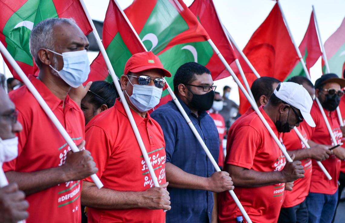 މާލެ- އޮކްޓޯބަރު 22، 2021: އިންޑިއާ ސިފައިން ރާއްޖޭން ބޭލުމަށް ގޮވާލައި މިއަދު މާލެގައި ބޭއްވި ހިނގާލުމުގައި އިދިކޮޅު އިސްވެރިން ބައިވެރިވަނީ، ގިނަ އަދަދެއްގެ މީހުން ބައިވެރިވި އެ ހިނގައިލުން ކުރިއަށް ދިޔައީ ފުލުހުންގެ އިރުޝާދާ އެއްގޮތަށް ސުލްހަވެރިކަމާ އެކު--. ފޮޓޯ: ނިޝާން އަލީ / މިހާރު