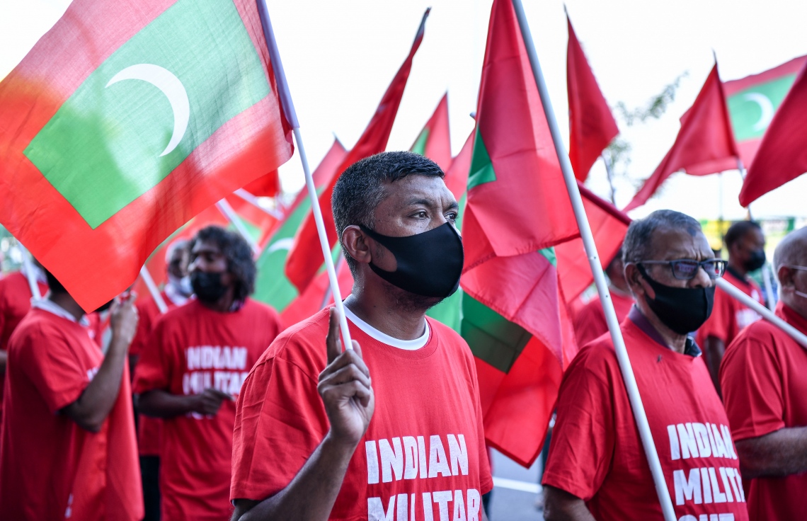 މާލެ- އޮކްޓޯބަރު 22، 2021: އިންޑިއާ ސިފައިން ރާއްޖޭން ބޭލުމަށް ގޮވާލައި މިއަދު މާލެގައި ބޭއްވި ހިނގާލުމުގައި އިދިކޮޅު ސަޕޯޓަރުން ބައިވެރިވަނީ، ގިނަ އަދަދެއްގެ މީހުން ބައިވެރިވި އެ ހިނގައިލުން ކުރިއަށް ދިޔައީ ފުލުހުންގެ އިރުޝާދާ އެއްގޮތަށް ސުލްހަވެރިކަމާ އެކު--. ފޮޓޯ: ނިޝާން އަލީ / މިހާރު