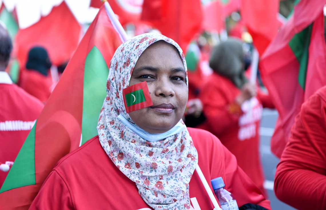 މާލެ- އޮކްޓޯބަރު 22، 2021: އިންޑިއާ ސިފައިން ރާއްޖޭން ބޭލުމަށް ގޮވާލައި މިއަދު މާލެގައި ބޭއްވި ހިނގާލުމުގައި އިދިކޮޅު ސަޕޯޓަރުން ބައިވެރިވަނީ، ގިނަ އަދަދެއްގެ މީހުން ބައިވެރިވި އެ ހިނގައިލުން ކުރިއަށް ދިޔައީ ފުލުހުންގެ އިރުޝާދާ އެއްގޮތަށް ސުލްހަވެރިކަމާ އެކު--. ފޮޓޯ: ނިޝާން އަލީ / މިހާރު