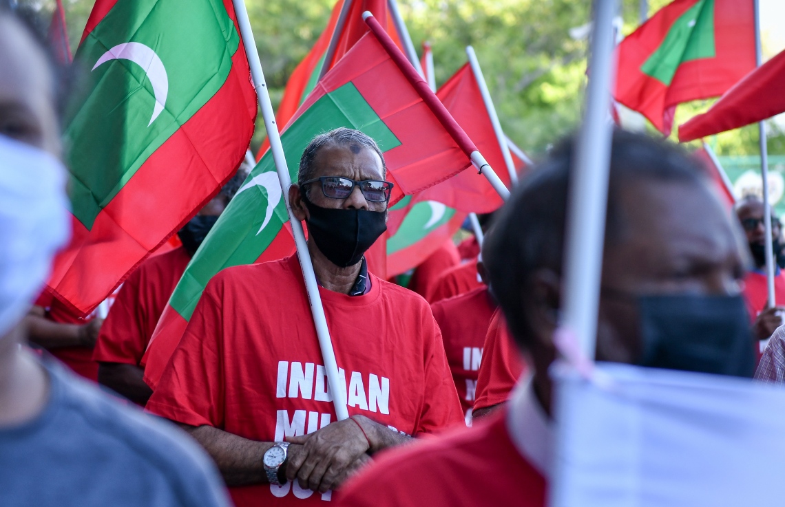 މާލެ- އޮކްޓޯބަރު 22، 2021: އިންޑިއާ ސިފައިން ރާއްޖޭން ބޭލުމަށް ގޮވާލައި މިއަދު މާލެގައި ބޭއްވި ހިނގާލުމުގައި އިދިކޮޅު ސަޕޯޓަރުން ބައިވެރިވަނީ، ގިނަ އަދަދެއްގެ މީހުން ބައިވެރިވި އެ ހިނގައިލުން ކުރިއަށް ދިޔައީ ފުލުހުންގެ އިރުޝާދާ އެއްގޮތަށް ސުލްހަވެރިކަމާ އެކު--. ފޮޓޯ: ނިޝާން އަލީ / މިހާރު