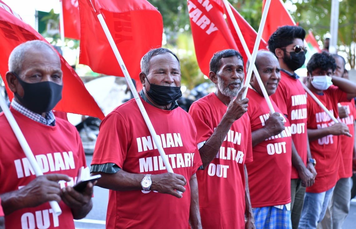 މާލެ- އޮކްޓޯބަރު 22، 2021: އިންޑިއާ ސިފައިން ރާއްޖޭން ބޭލުމަށް ގޮވާލައި މިއަދު މާލެގައި ބޭއްވި ހިނގާލުމުގައި އިދިކޮޅު ސަޕޯޓަރުން ބައިވެރިވަނީ، ގިނަ އަދަދެއްގެ މީހުން ބައިވެރިވި އެ ހިނގައިލުން ކުރިއަށް ދިޔައީ ފުލުހުންގެ އިރުޝާދާ އެއްގޮތަށް ސުލްހަވެރިކަމާ އެކު--. ފޮޓޯ: ނިޝާން އަލީ / މިހާރު