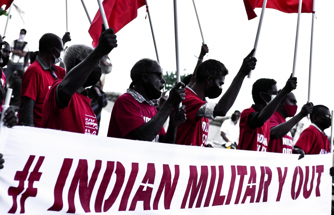 މާލެ- އޮކްޓޯބަރު 22، 2021: އިންޑިއާ ސިފައިން ރާއްޖޭން ބޭލުމަށް ގޮވާލައި މިއަދު މާލެގައި ބޭއްވި ހިނގާލުމުގައި އިދިކޮޅު ސަޕޯޓަރުން ބައިވެރިވަނީ، ގިނަ އަދަދެއްގެ މީހުން ބައިވެރިވި އެ ހިނގައިލުން ކުރިއަށް ދިޔައީ ފުލުހުންގެ އިރުޝާދާ އެއްގޮތަށް ސުލްހަވެރިކަމާ އެކު--. ފޮޓޯ: ނިޝާން އަލީ / މިހާރު