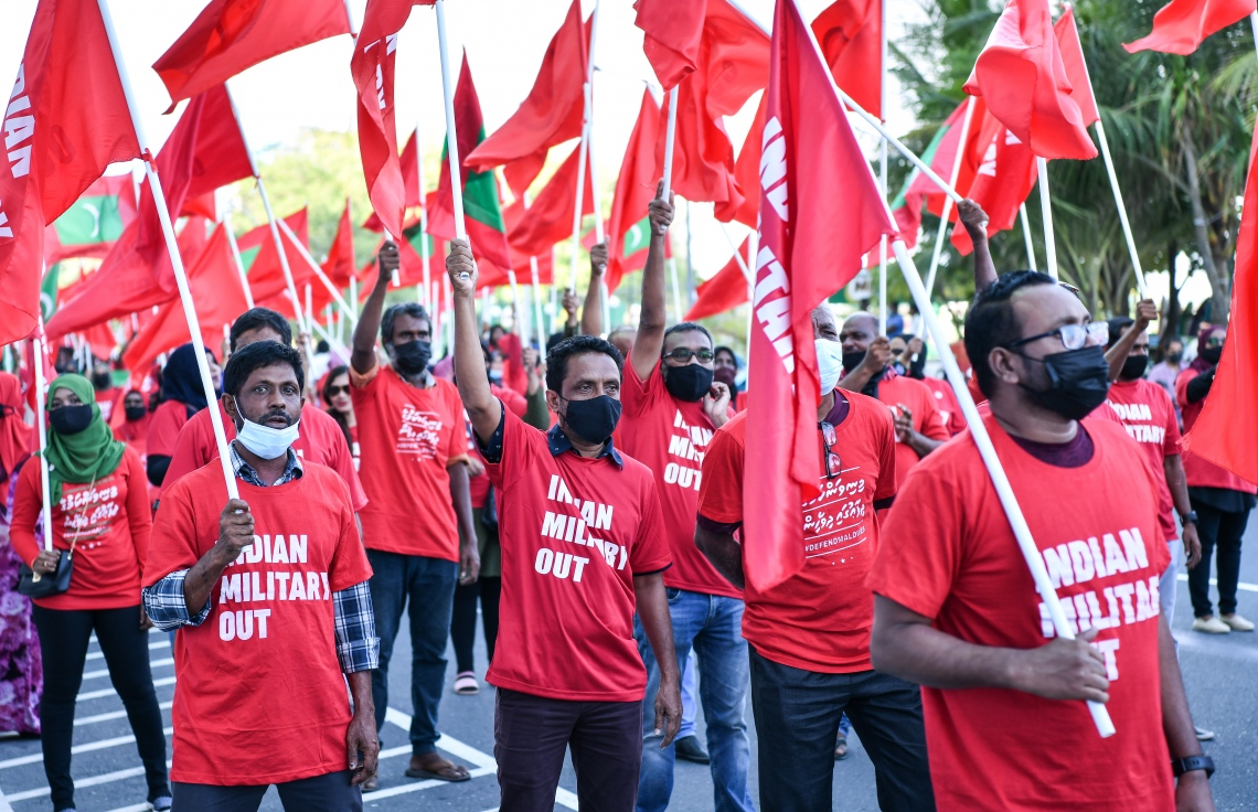 މާލެ- އޮކްޓޯބަރު 22، 2021: އިންޑިއާ ސިފައިން ރާއްޖޭން ބޭލުމަށް ގޮވާލައި މިއަދު މާލެގައި ބޭއްވި ހިނގާލުމުގައި އިދިކޮޅު ސަޕޯޓަރުން ބައިވެރިވަނީ، ގިނަ އަދަދެއްގެ މީހުން ބައިވެރިވި އެ ހިނގައިލުން ކުރިއަށް ދިޔައީ ފުލުހުންގެ އިރުޝާދާ އެއްގޮތަށް ސުލްހަވެރިކަމާ އެކު--. ފޮޓޯ: ނިޝާން އަލީ / މިހާރު