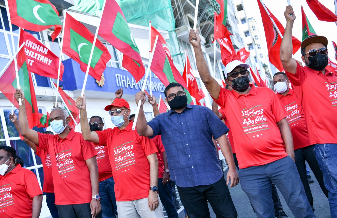 މާލެ- އޮކްޓޯބަރު 22، 2021: އިންޑިއާ ސިފައިން ރާއްޖޭން ބޭލުމަށް ގޮވާލައި މިއަދު މާލެގައި ބޭއްވި ހިނގާލުމުގައި އިދިކޮޅު ބައެއް އިސްވެރިން ބައިވެރިވަނީ، ގިނަ އަދަދެއްގެ މީހުން ބައިވެރިވި އެ ހިނގައިލުން ކުރިއަށް ދިޔައީ ފުލުހުންގެ އިރުޝާދާ އެއްގޮތަށް ސުލްހަވެރިކަމާ އެކު--. ފޮޓޯ: ނިޝާން އަލީ / މިހާރު