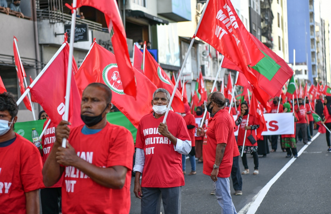 މާލެ- އޮކްޓޯބަރު 22، 2021: އިންޑިއާ ސިފައިން ރާއްޖޭން ބޭލުމަށް ގޮވާލައި މިއަދު މާލެގައި ބޭއްވި ހިނގާލުމުގައި އިދިކޮޅު ސަޕޯޓަރުން ބައިވެރިވަނީ، ގިނަ އަދަދެއްގެ މީހުން ބައިވެރިވި އެ ހިނގައިލުން ކުރިއަށް ދިޔައީ ފުލުހުންގެ އިރުޝާދާ އެއްގޮތަށް ސުލްހަވެރިކަމާ އެކު--. ފޮޓޯ: ނިޝާން އަލީ / މިހާރު