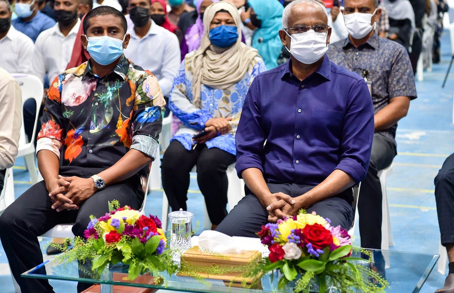 މި އަހަރުގެ ޒުވާނުންގެ ދުވަސް ފާހަގަކުރަން ހދ. ކުޅުދުއްފުށީގައި މިދިޔަ އޮކްޓޫބަރު ގައި ބޭއްވި ޖަލްސާގައި ރައީސް އިބްރާހިމް މުހައްމަދު ސޯލިހާއި ޒުވާނުންނާއި ކުޅިވަރާ ބެހޭ ވަޒީރު މަހުލޫފު ބައިވެރިވެވަޑައިގަންނަވަނީ.---ފޮޓޯ: ރައީސް އޮފީސް