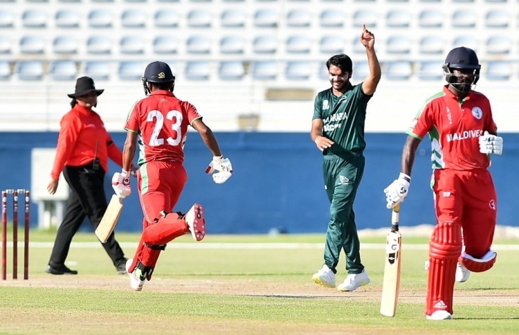 ކޮލިފައިންގެ ފުރަތަމަ މެޗުގައި ސައުދީން 7 ވިކެޓުން ރާއްޖެ ބަލިކޮށްފި