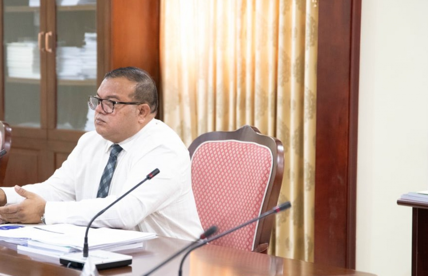 އެމްޑީޕީގެ ޕާލަމެންޓްރީ ގްރޫޕްގެ ލީޑަރު އަސްލަމް މަޖިލީހުގެ ކޮމިޓިއެއްގައި.