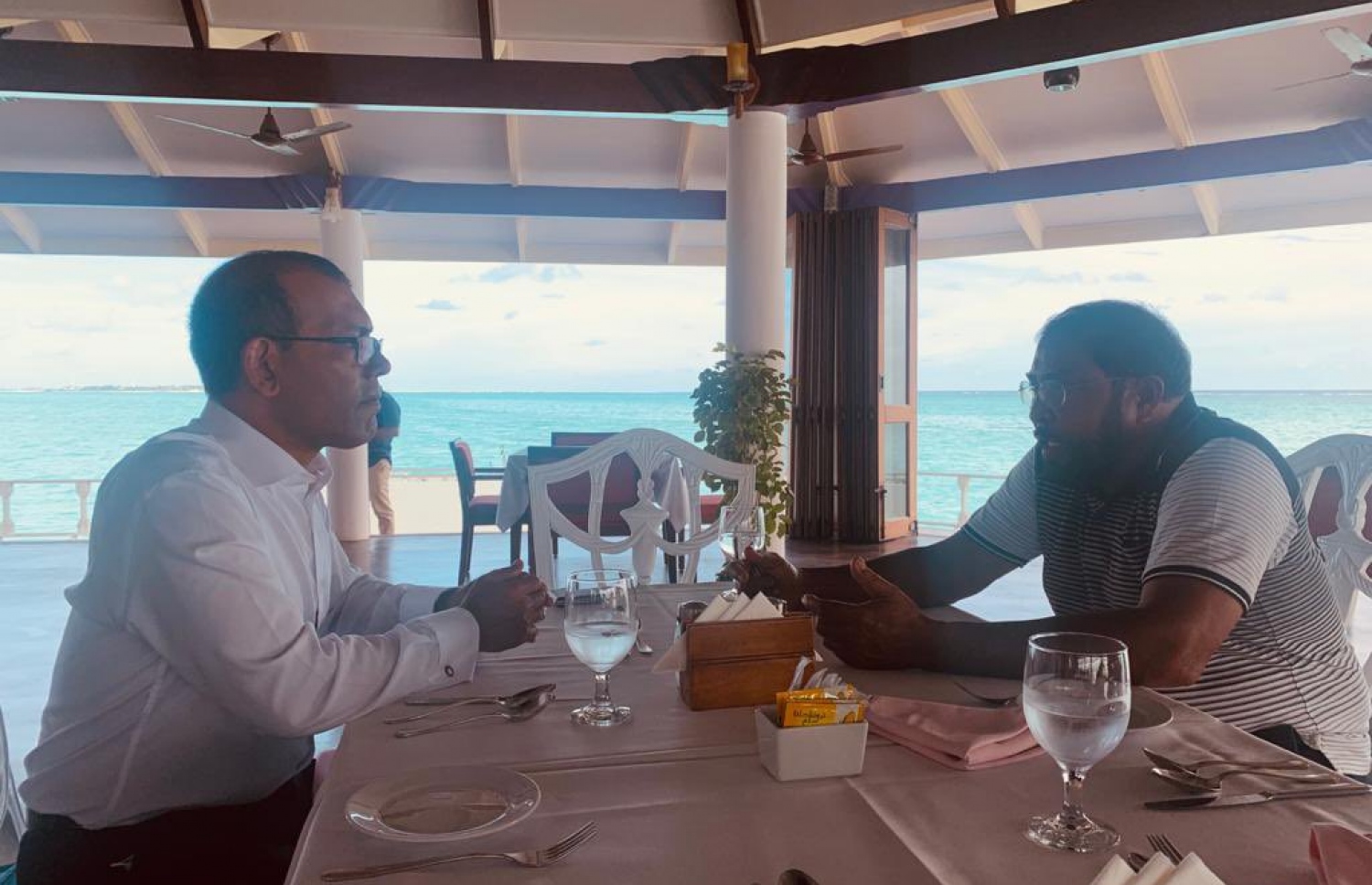 ނަޝީދާއި ގާސިމް، ސަން އައިލެންޑް ރިސޯޓުގައި މަޝްވަރާ ކުރައްވަނީ.