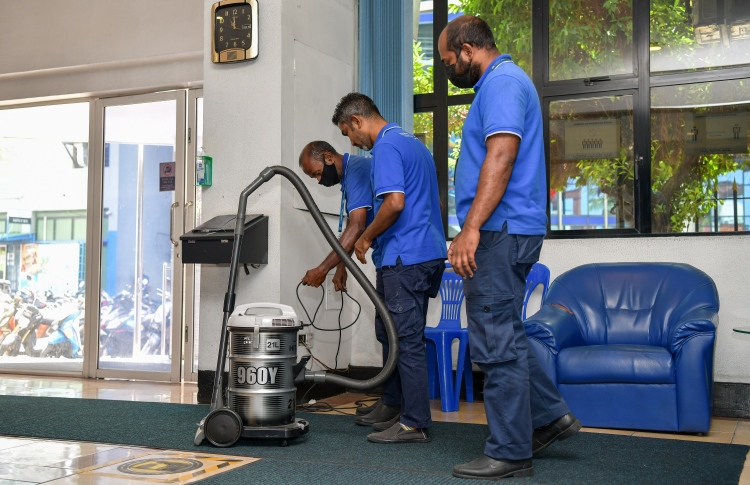 ހާއްސަ އެހީއަށް ބޭނުންވާ ބަޔަކު ވަޒީފާގެ މާހައުލުގައި ހަރަކާތްތެރިވަނީ.