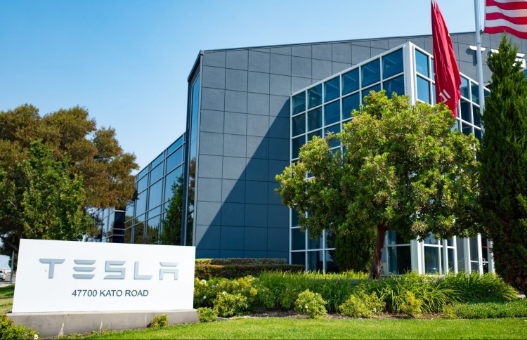 ޓެސްލާގެ ސިއްރުތަކެއް ވަގަށް ނެގި ކަމަށް ބުނެ ދައުވާ