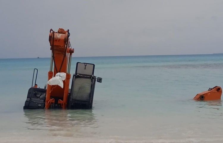 މޫދަށް ވެއްޓުނު އެކްސްކަވޭޓަރަކުން މަސްތައް މަރު!