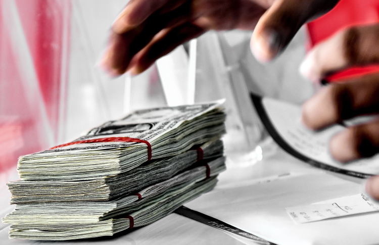 އެއާޕޯޓުގައި ބިރުދައްކައި ފޭރިގަތީ 100،000ޑޮލަރު