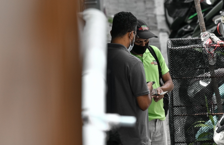 ޑޮލަރު ލިމިޓާހެދި ލަންކާ މީހުން އެހީއަށް އެދެފި