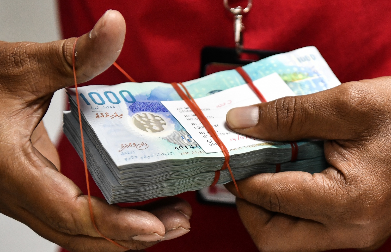 1،000 ނޫޓު ބޮނޑިއެއް. މިހާރު ހިންގާ ގޮތަށް ހަރަދުތައް ކުރެވޭނީ ޓެކްސް ބޮޑުކޮށްގެން ކަމަށް ތަޖުރިބާކާރުން ވިދާޅުވޭ-- ފޮޓޯ: ނިޝާން އަލީ / މިހާރު