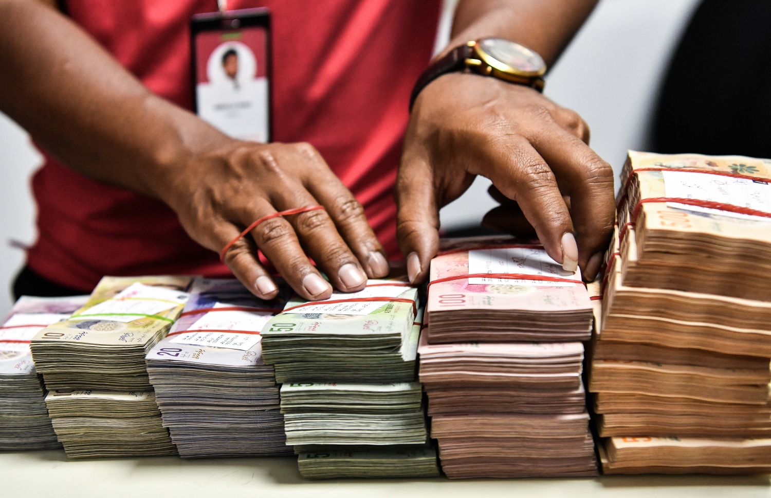 ބޭންކް މުވައްޒަފެއް ފައިސާ ގުނަނީ. މިދިޔަ އަހަރު އެކަނި އަމިއްލަ ފަރާތްތަކަށް ދޫކުރި ލޯނުގެ އަދަދު 4.7 ބިލިއަން ރުފިޔާއަށް ވަނީ އަރާފައި--ފޮޓޯ:މިހާރު