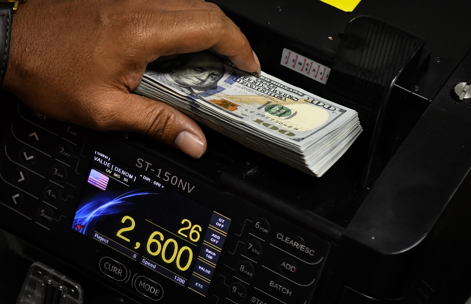 މެޝިން ބޭނުން ކޮށްގެން ޑޮލަރުތަކެއް ގުނަނީ. -- ފޮޓޯ: ނިޝާން އަލީ/މިހާރު