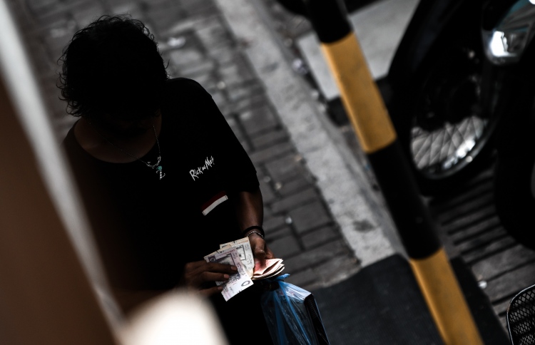 ފޭކް ކުންފުންޏަކުން އޮޅުވާލައިގެން މުދާ ހޯދާ މީހެއް!