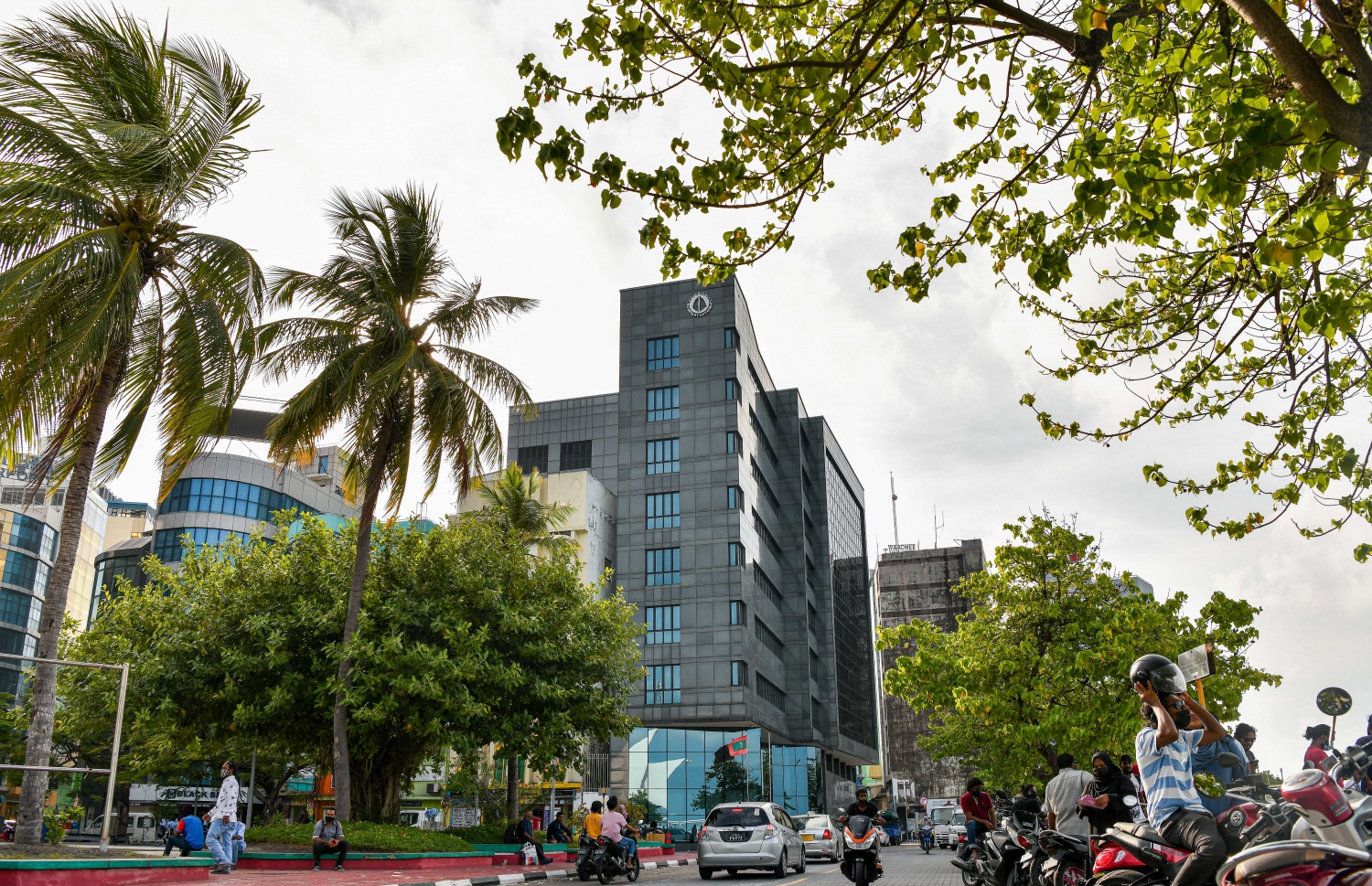 އެމްއެމްއޭގެ އިދާރާ. މަރުކަޒީ ބޭންކުން އަންނަނީ ރިޒާވް ރަނގަޅު ކުރުމަށް ކަރަންސީ ސްވޮޕް ހަމަޖައްސަން މަސައްކަތް ކުރަމުން --ފޮޓޯ | މިހާރު