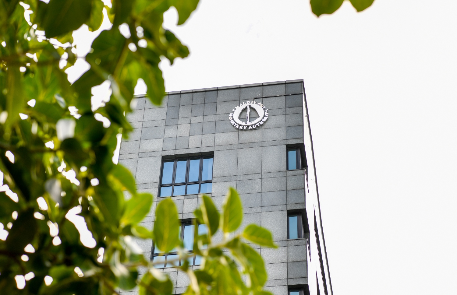 މަރުކަޒީ ބޭންކް އެމްއެމްއޭ އޮފީސް ބިލްޑިންގު. މިއަހަރު މެއި މަހުން ފެށިގެން ރިޒާވު އަންނަނީ ވަރަށް ބޮޑަށް ދަށްވަމުން -- ފޮޓޯ: މިހާރު