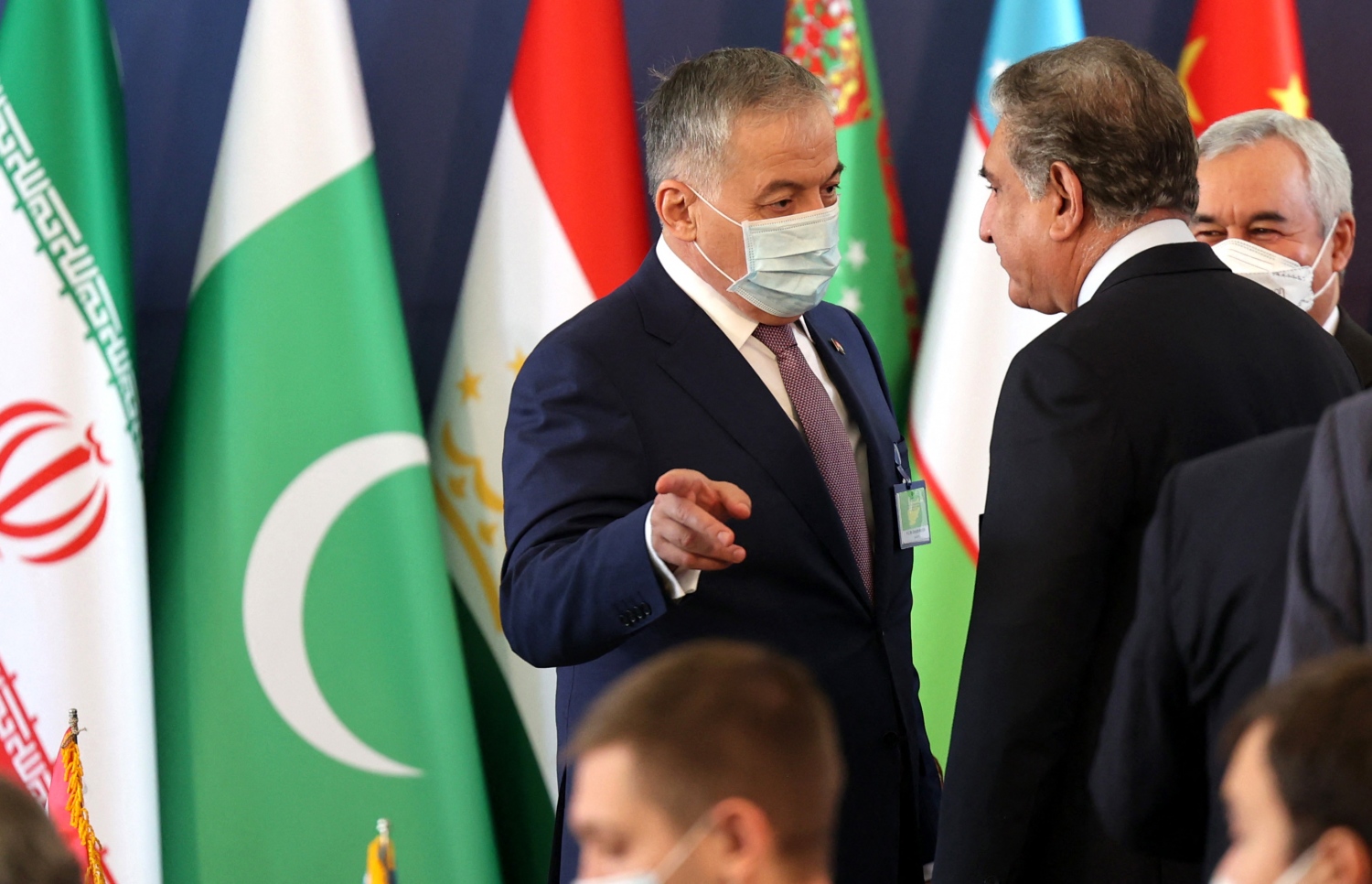 އަފްގާނިސްތާނުގެ ކުރިމަގާ ބެހޭ ގޮތުން މަޝްވަރާ ކުރުމަށް އީރާންގެ ވެރިރަށް ތެހެރާންގައި ބޭއްވި މަހާސިންތާގައި، ޕާކިސްތާނުގެ ހާރިޖީ ވަޒީރު ޝާހް މަހްމޫދު ގުރައިޝީ އާއި (ކ) ތަޖިކިސްތާނުގެ ހާރިޖީ ވަޒީރު ސިރާޖުއްދީން މުހުރިއްދީން ވާހަކަ ދައްކަވަނީ. --އޭއެފްޕީ