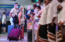 (FILE) Tourists arriving at Maldives on October 29, 2021: the new regulation banning arrivals from South Africa has lead to a luxury resort in Maldives to go empty for five days  -- Photo: Fayaz Moosa / Mihaaru