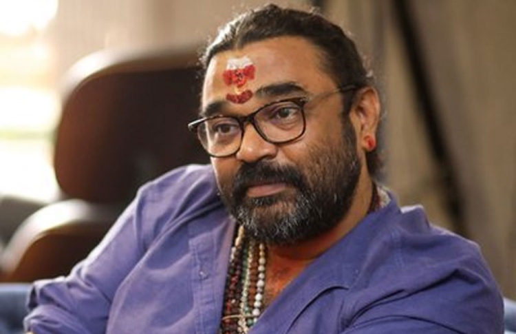 "ޓޮއިލެޓް" ހެދި ޑައިރެކްޓަރު ބައޮޕިކެއް ހަދަނީ