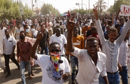 Sudanese anti-coup protesters block a street in the Red Sea city of Port Sudan on October 30, 2021, during a protest to express their support for the country's democratic transition which a military takeover and deadly crackdown derailed. -- Photo : AFP