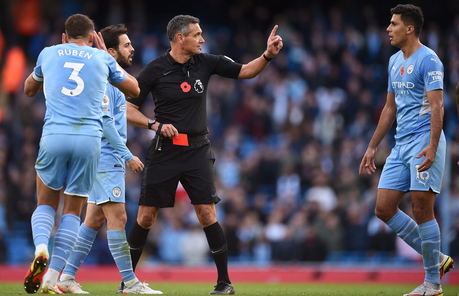 ސިޓީގެ ލަޕޯޓް އަށް ރަތްކާޑު ދައްކަނީ.-- ފޮޓޯ: އޭއެފްޕީ