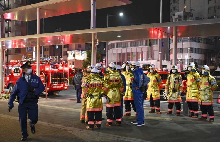 ޓޯކިޔޯގެ ރޭލެއްގައި ވަޅި ހަރައި ބަޔަކު ޒަހަމްކޮށްލައިފި