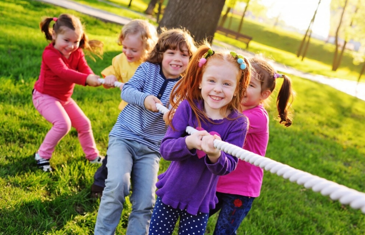 ކުދިންތަކެއް ކުޅެނީ.