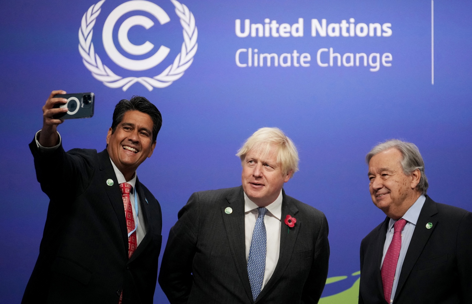 ނޮވެމްބަރ 1، 2021؛ އިނގިރޭސި ވިލާތުގެ ގްލަސްގޯގައި ކުރިއަށް ދާ، އދ.ގެ ތިމާވެއްޓާ ބެހޭ މަހާސިންތާ، ކޮޕް26، ގެ ހަވާސާގައި، އިނގިރޭސި ބޮޑުވަޒީރު ބޮރިސް ޖޯންސަން (މ) އާއި އދ.ގެ ސެކްރެޓަރީ ޖެނެރަލް އެންޓޯނިއޯ ގުޓަރެސް (ކ) ޕަލާއޫގެ ރައީސް ސުރަންގޭލް ވިޕްސްއާ އެކު ސެލްފީއެއް ނަންގަވަނީ. --އޭއެފްޕީ