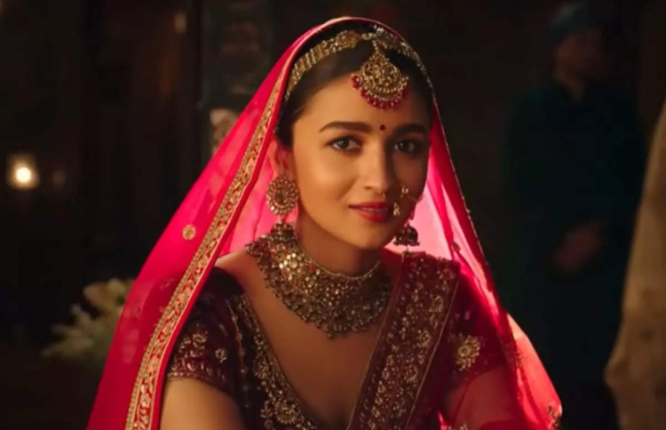 އާލިއާގެ ރޯލެއް "މީނާކްޝީ ސުންދަރޭޝްވަރް" ގައި