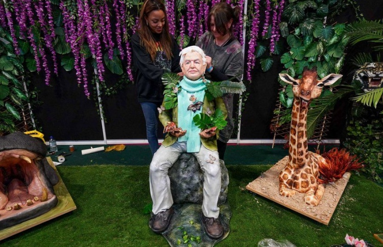 ޑޭވިޑް އެޓެންބަރާގެ ސިފައިގައި ބޮޑު ކޭކެއް