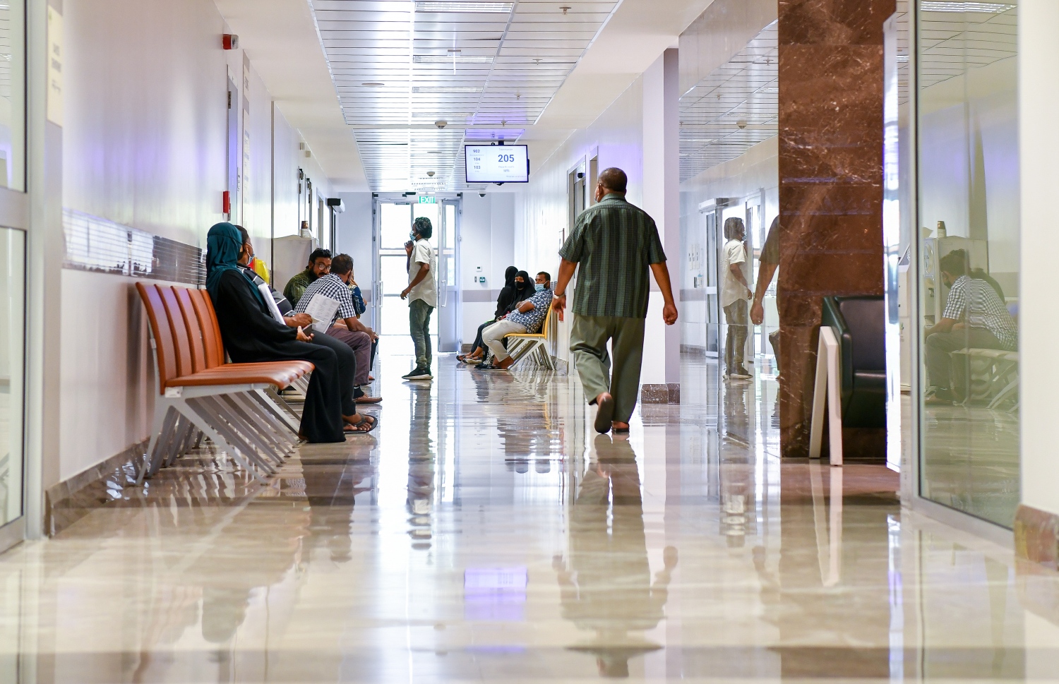 ޓްރީޓޮޕް ހޮސްޕިޓަލަށް އާސަންދަ ހޯދުމަށް ގޮސް ތިބި ބައެއް-- ފޮޓޯ: ފަޔާޒް މޫސާ/ މިހާރު