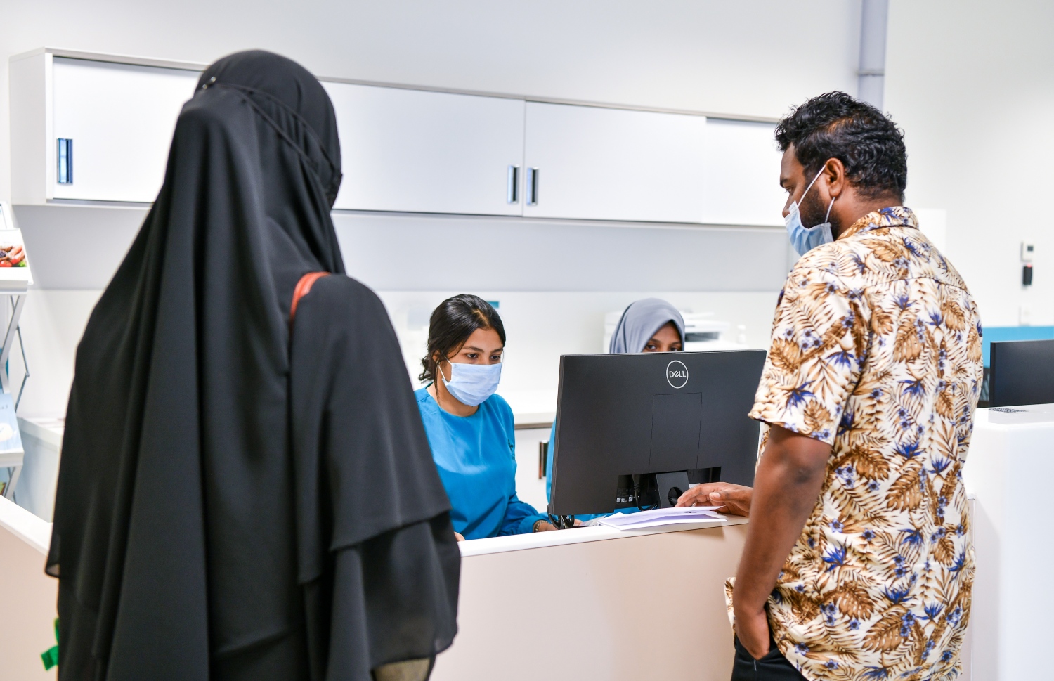 ޓްރީ ޓޮޕް ހޮސްޕިޓަލުން ބަޔަކު ހިދުމަތް ހޯދަނީ: ދިވެހިންނަށް އަމާޒުކޮށް ހޮސްޕިޓަލްގެ ގިނަ ހިދުމަތްތަކެއް ވަނީ ބަދަލުކޮށްފައި -- ފޮޓޯ: ފަޔާޒް މޫސާ/ މިހާރު