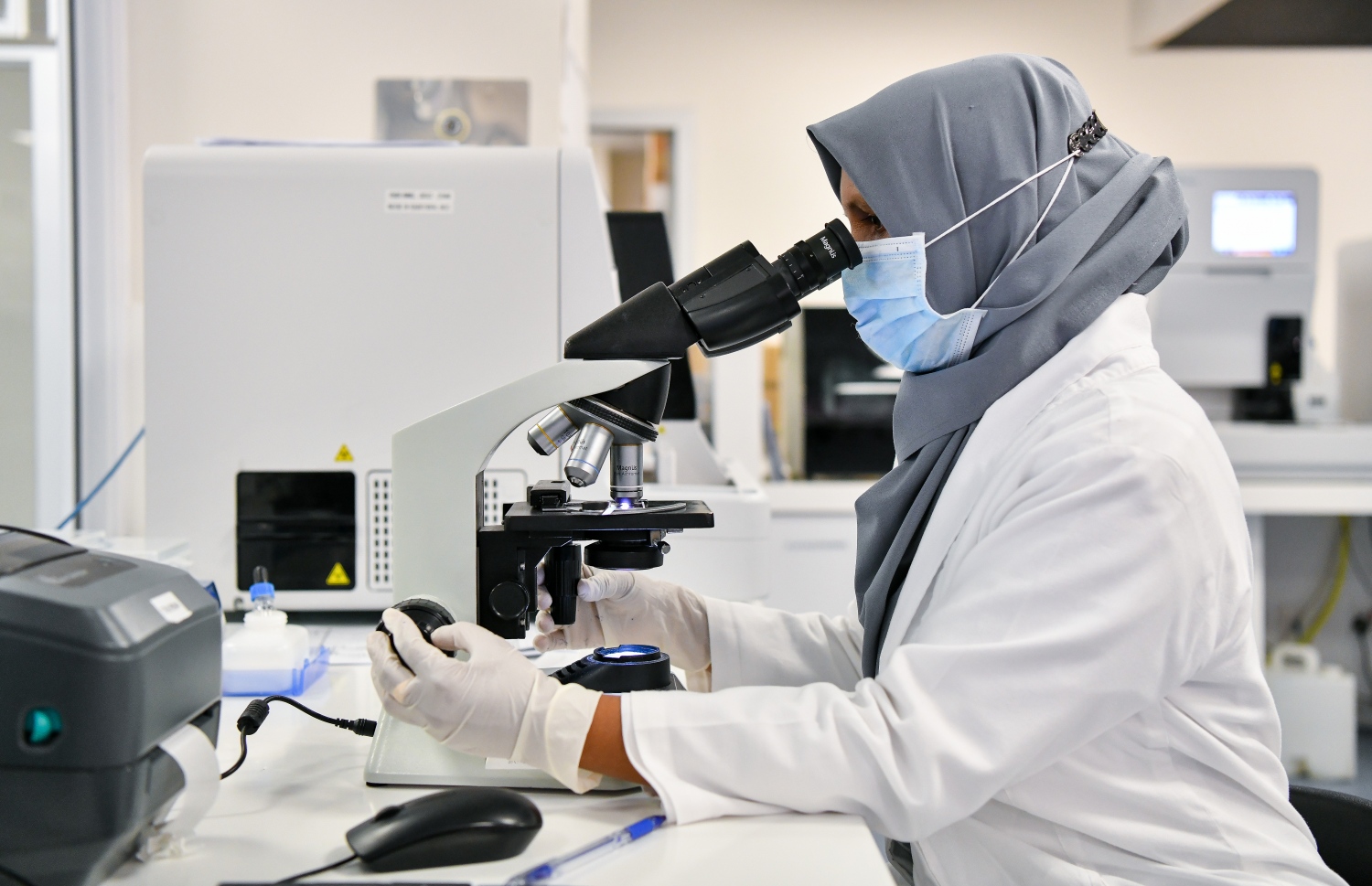 ޓްރީ ޓޮޕް ލެބްގައި ޓެސްޓެއް ހަދަނީ: އެ ހޮސްޕިޓަލުގައި ލެބަށް ހާއްސަ ބައެއް ކަނޑައަޅާފައިވޭ-- ފޮޓޯ: ފަޔާޒް މޫސާ/މިހާރު