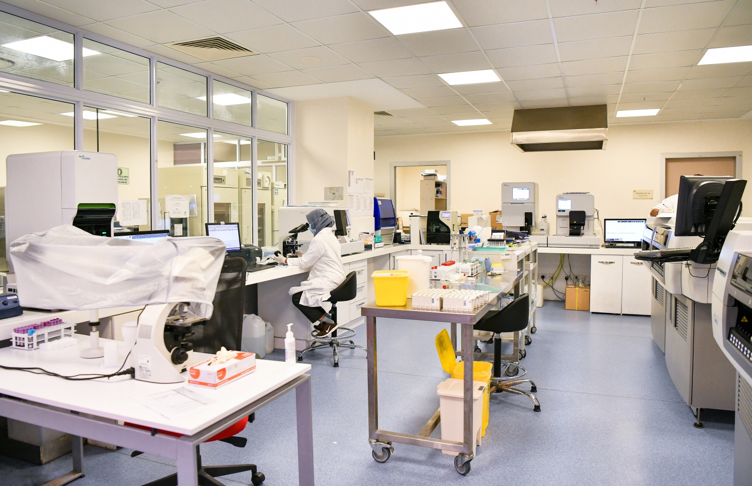 ޓްރީ ޓޮޕް ހޮސްޕިޓަލްގެ ލެބެއްގައި މިދިޔަ އާދިއްތަ ދުވަހު މަސައްކަތް ކުރަނީ.---ފޮޓޯ: ފަޔާޒު މޫސާ/ މިހާރު