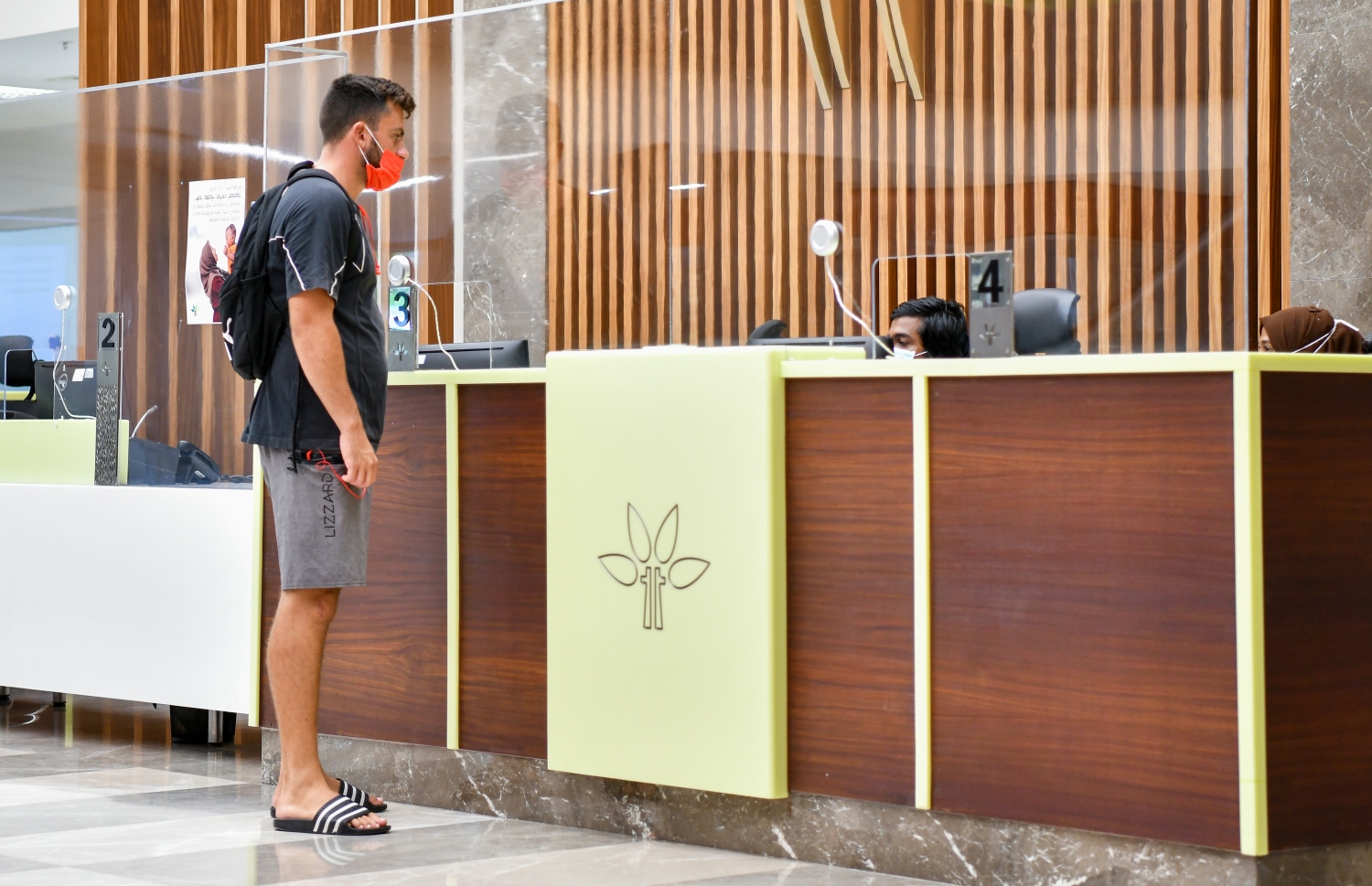 ޓްރީ ޓޮޕް ހޮސްޕިޓަލުން މީހަކު ހިދުމަތް ހޯދަނީ: އިތުރު ހިދުމަތްތައް އަންނަނީ ފުޅާކުރަމުން -- ފޮޓޯ: ފަޔާޒް މޫސާ/ މިހާރު