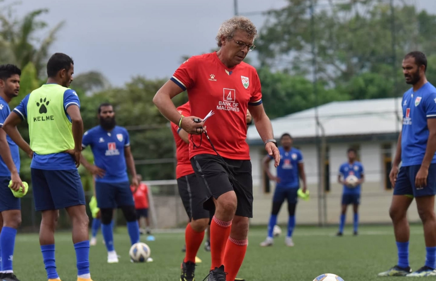 ގައުމީ ޓީމުގެ ކޯޗް މޮރިއޭރޯ ލަންކާގައި ބޭއްވި ޓްރޭނިންގައި --- ފޮޓޯ: އެފްއޭއެމް